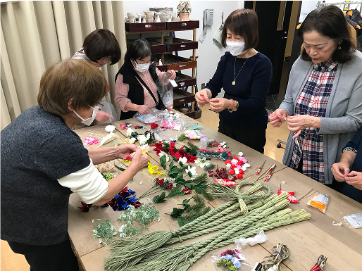 しめ縄飾りづくりの様子